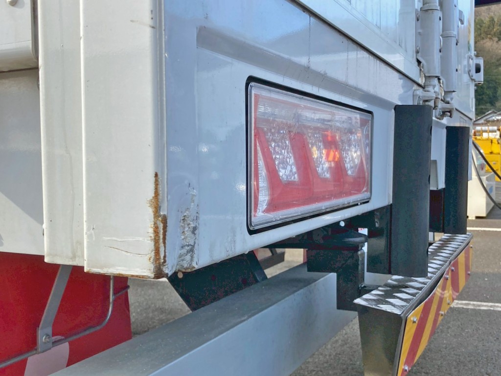 リヤレール助手席側にキズ・ヘコミがあります。|三菱 スーパーグレート 2KG-FS74HZの写真14