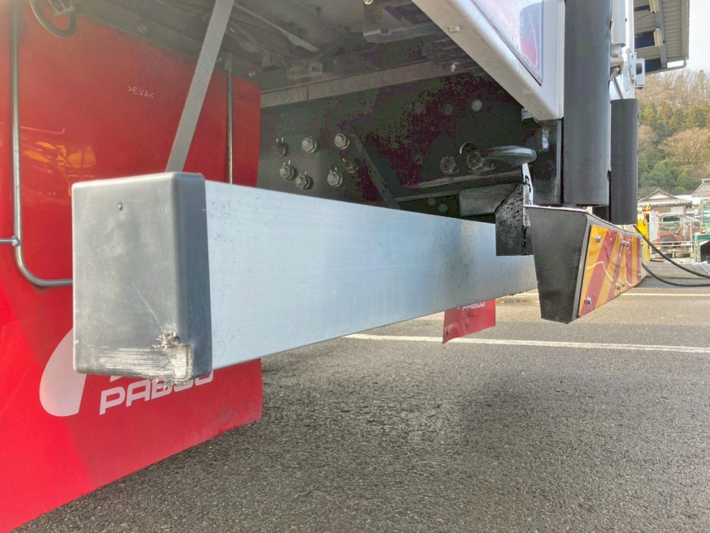 リヤバンパー助手席側カバーに引きキズがあります。|三菱 スーパーグレート 2KG-FS74HZの写真16