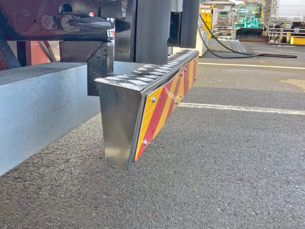 リヤステップに曲がりがあります。|三菱 スーパーグレート 2KG-FS74HZの写真17