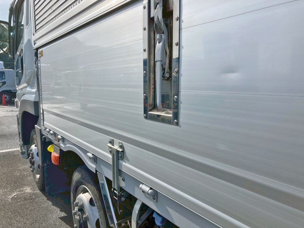 助手席側アオリ前方にヘコミがあります。|三菱 スーパーグレート 2KG-FS74HZの写真19