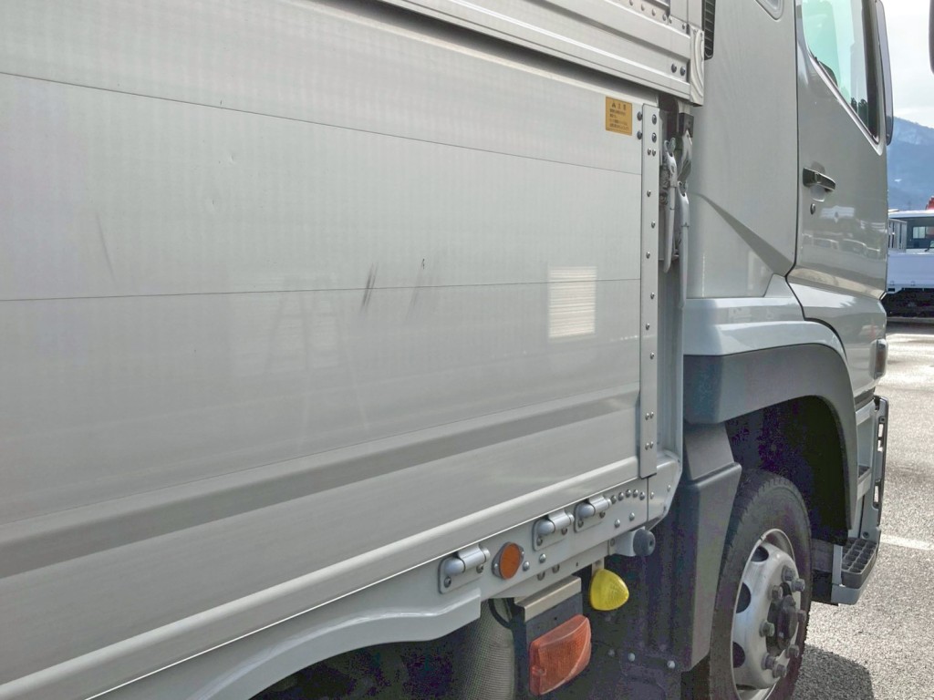 運転席側アオリ前方にヘコミがあります。|三菱 スーパーグレート 2KG-FS74HZの写真20