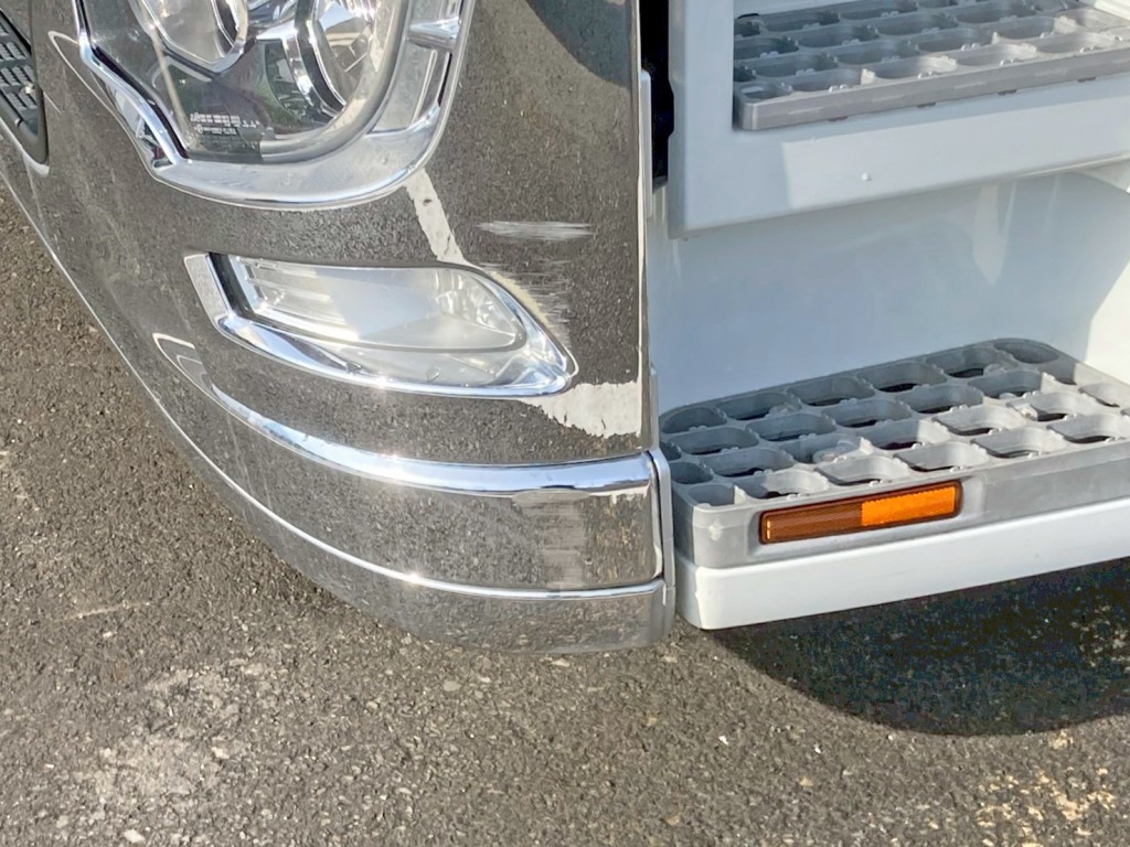 フロントバンパー助手席側に引きキズがあります。|三菱 スーパーグレート 2KG-FS74HZの写真22