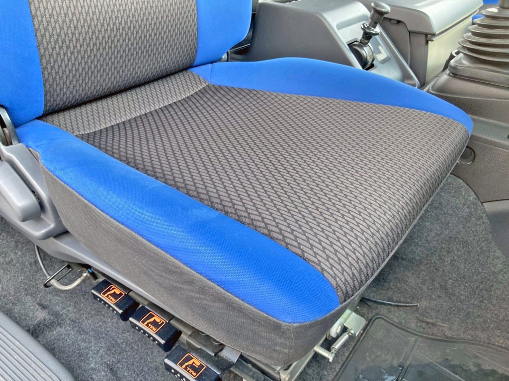 運転席座面にヘタリがあります。|いすゞ ギガ QDG-EXZ52BJの写真9