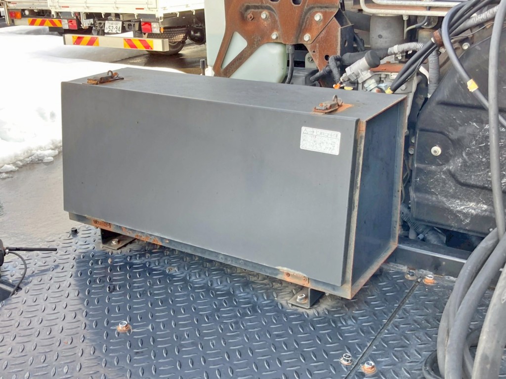 踊り場前方助手席側に工具箱が付いています。|いすゞ ギガ QDG-EXZ52BJの写真11