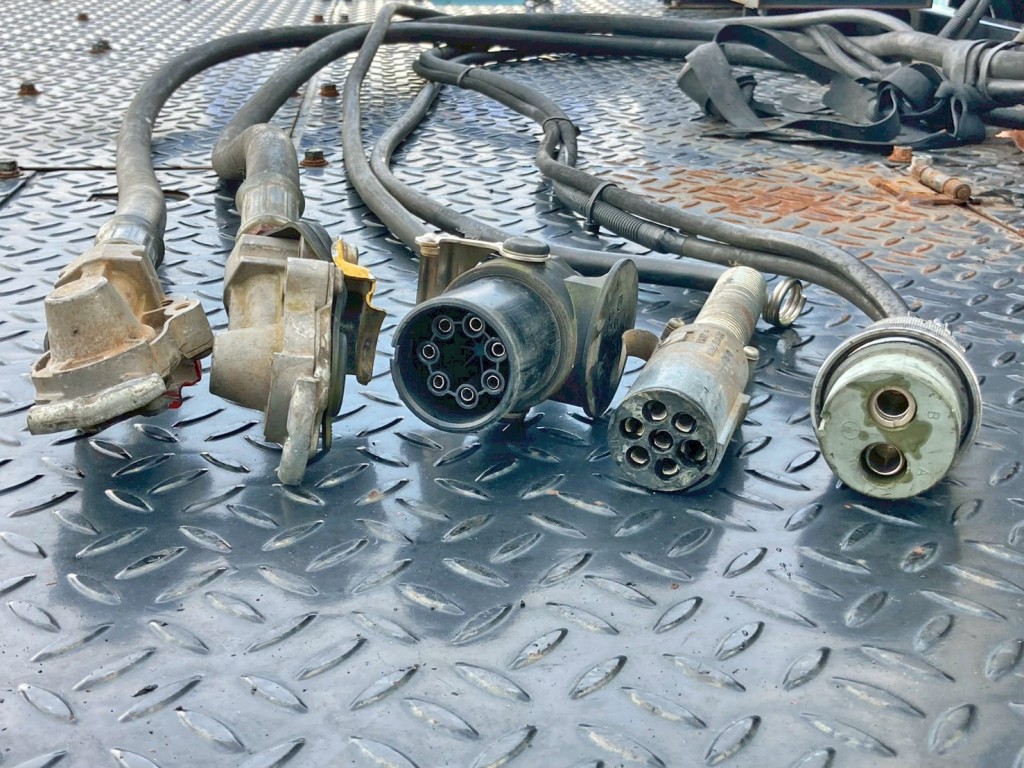 接続コネクター類です。|いすゞ ギガ QDG-EXZ52BJの写真12