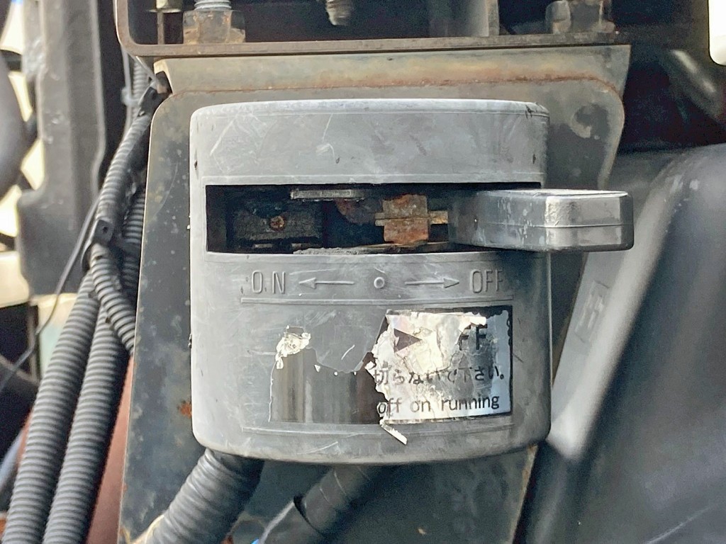 メタルコンセントの電源スイッチです。|いすゞ ギガ QDG-EXZ52BJの写真13