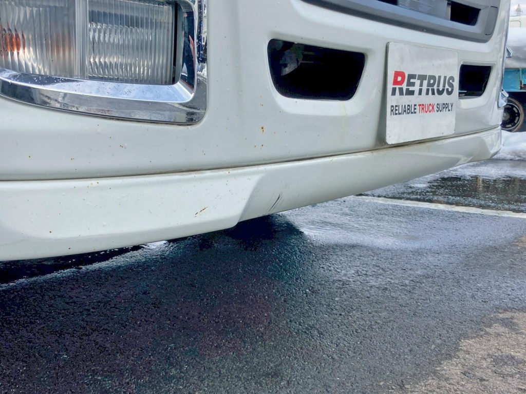 フロントバンパー運転席側に小キズがあります。|いすゞ ギガ QDG-EXZ52BJの写真18