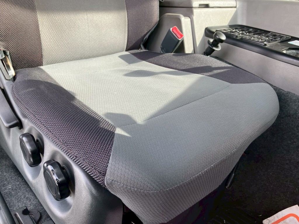 運転席シートにヘタリがあります。|三菱 スーパーグレート QPG-FU64VZの写真9