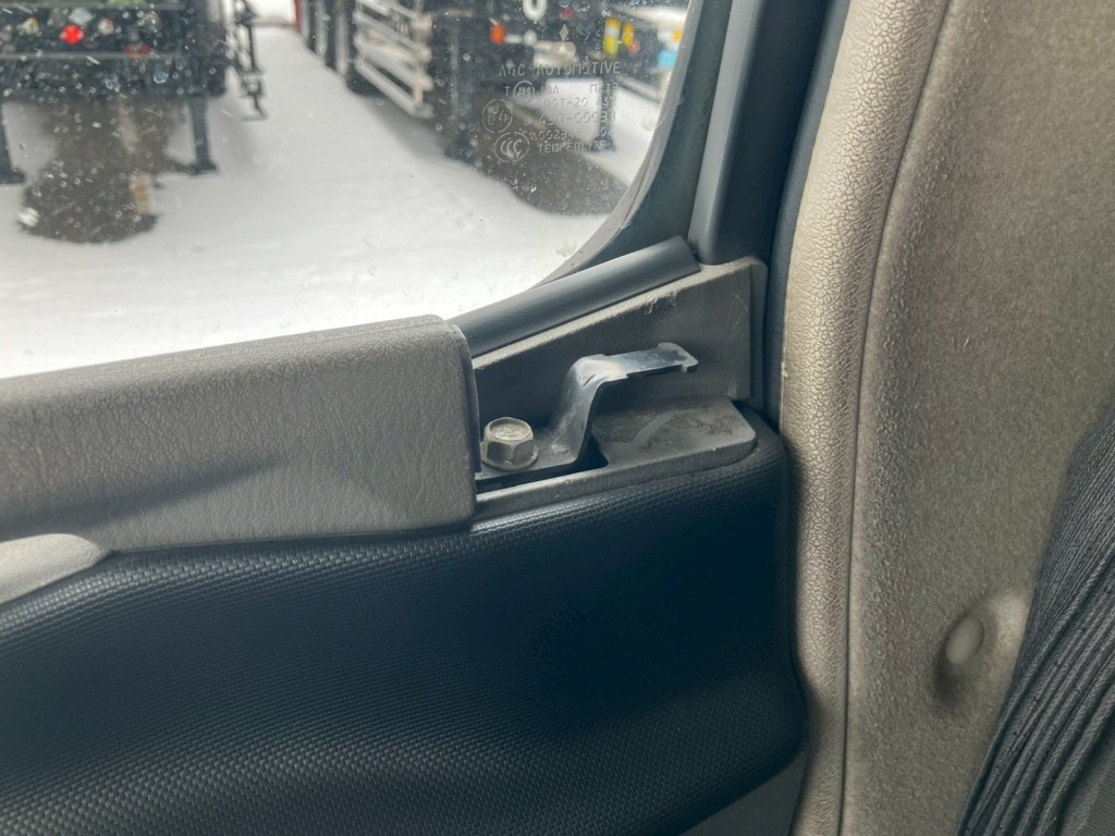 運転席側ドアハンドルに欠品があります。|三菱 スーパーグレート QPG-FU64VZの写真10