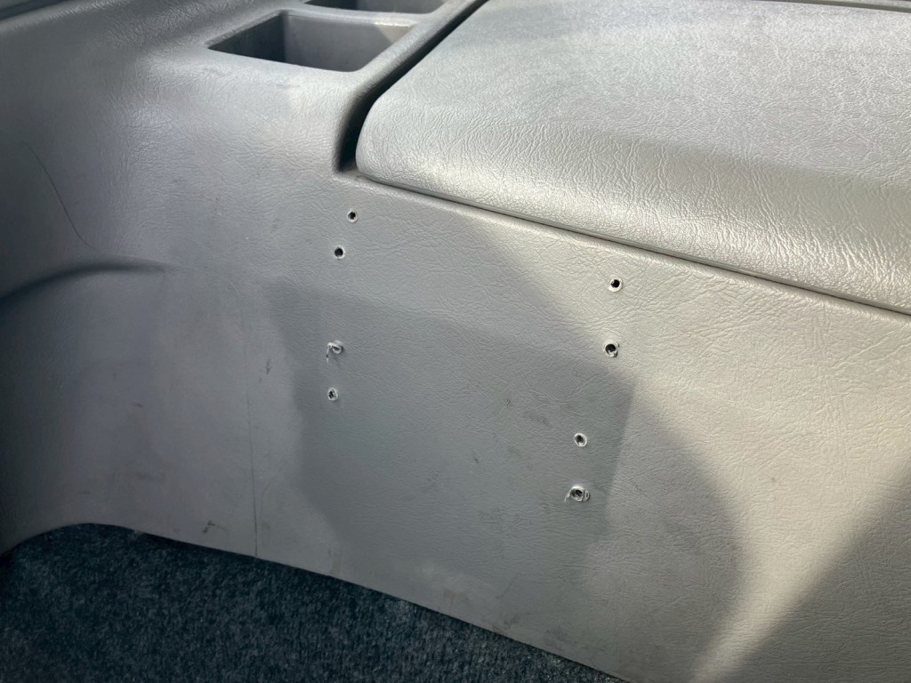 助手席側センターコンソールに加工穴があります。|三菱 スーパーグレート QPG-FU64VZの写真11