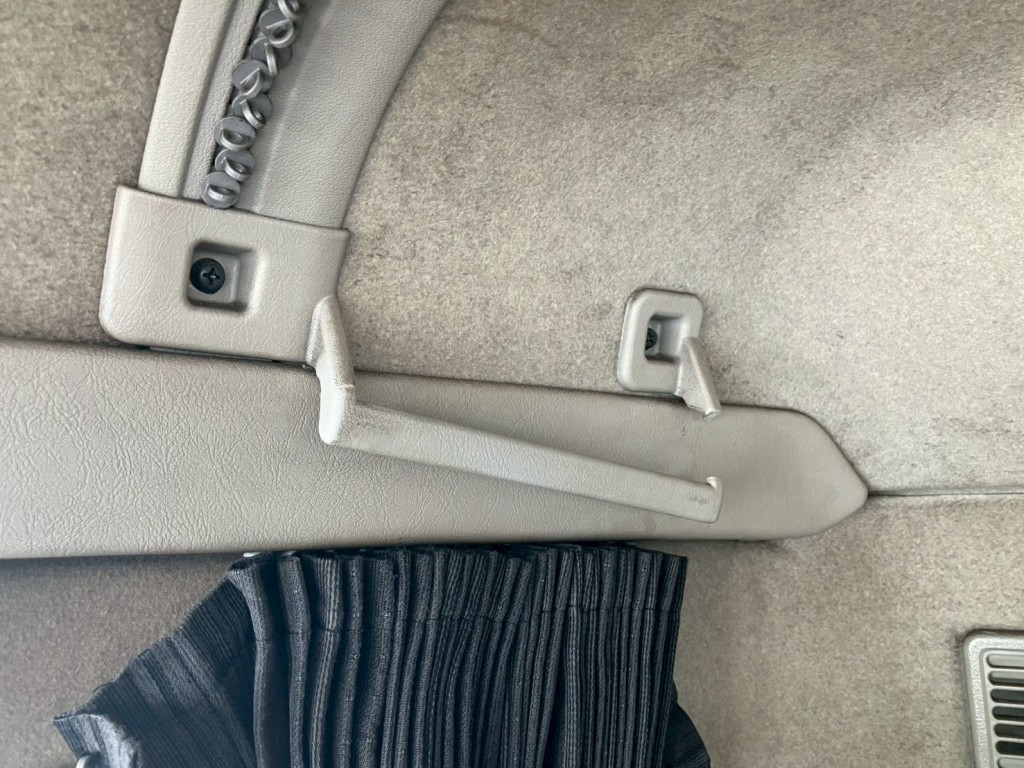 車内ハンガーラックに割れがあります。|三菱 スーパーグレート QPG-FU64VZの写真12