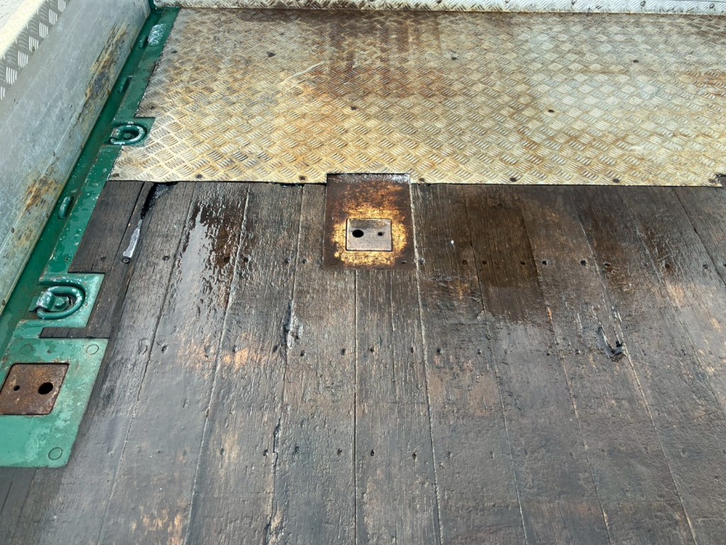 床板に割れがあります。|三菱 スーパーグレート QPG-FU64VZの写真16