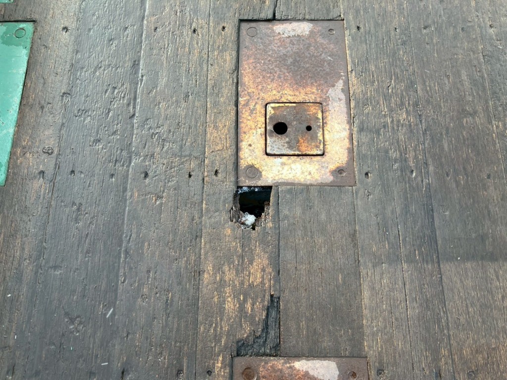 床板に穴があります。|三菱 スーパーグレート QPG-FU64VZの写真17