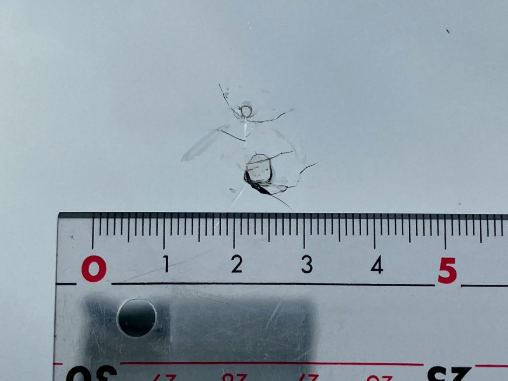 フロントガラスに飛び石があります。|三菱 スーパーグレート QPG-FU64VZの写真18