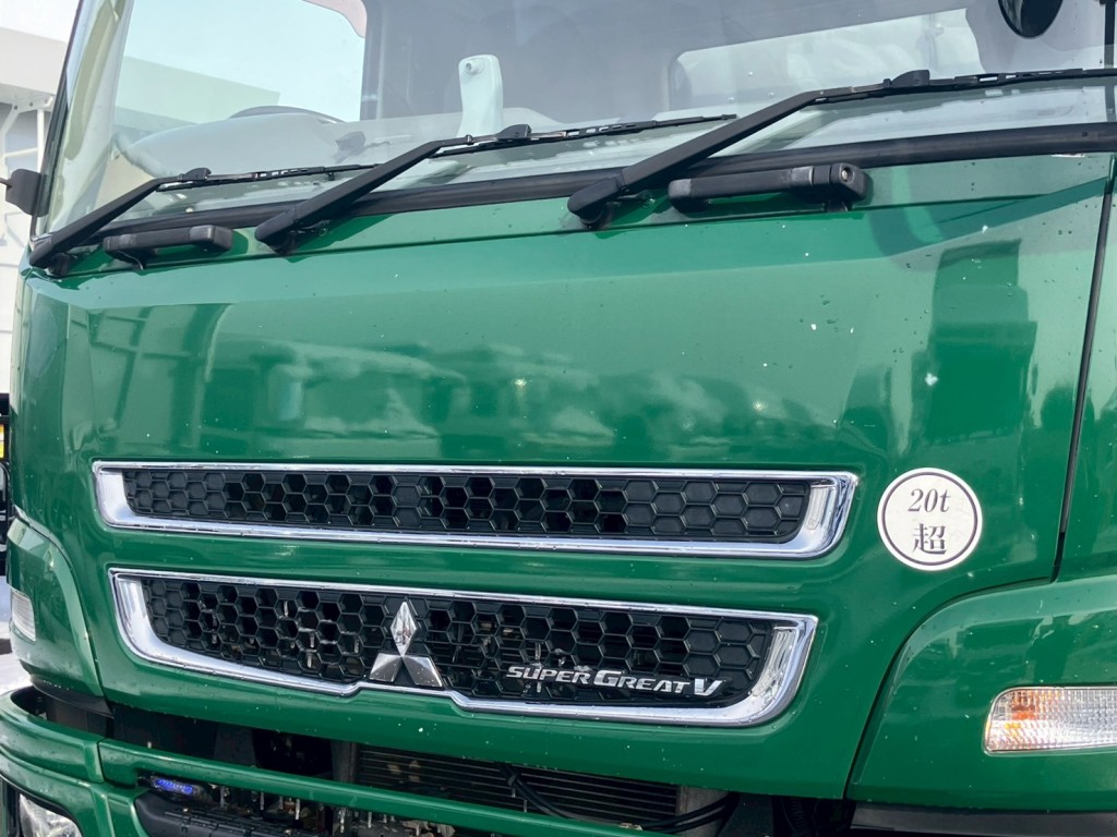 フロントパネルにキズ・ヘコミがあります。|三菱 スーパーグレート QPG-FU64VZの写真19