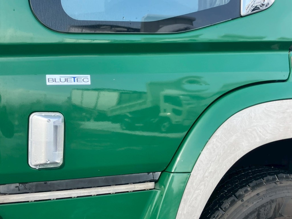 助手席側ドアにキズ・ヘコミがあります。|三菱 スーパーグレート QPG-FU64VZの写真23