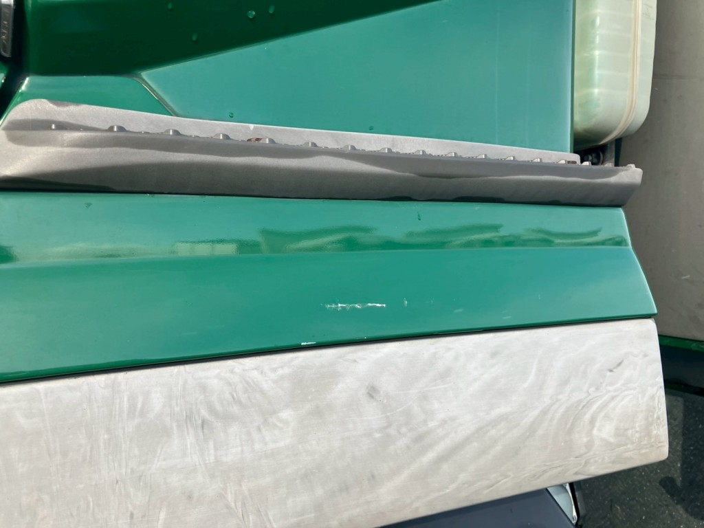 助手席側ドアにキズ・ヘコミがあります。|三菱 スーパーグレート QPG-FU64VZの写真24