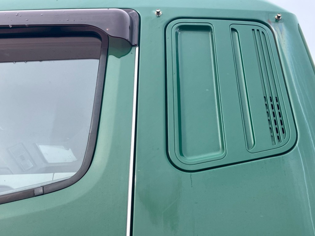 助手席側クォーターパネルにキズ・サビ・塗装跡があります。|三菱 スーパーグレート QPG-FU64VZの写真25