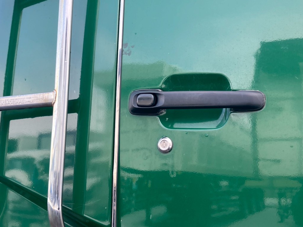 運転席側ドアにキズ・ヘコミがあります。|三菱 スーパーグレート QPG-FU64VZの写真32