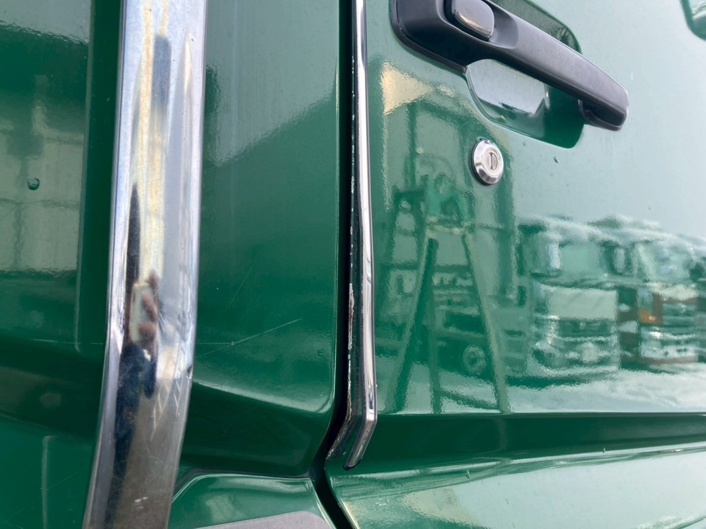 運転席側ドア淵のメッキが剥がれています。|三菱 スーパーグレート QPG-FU64VZの写真33