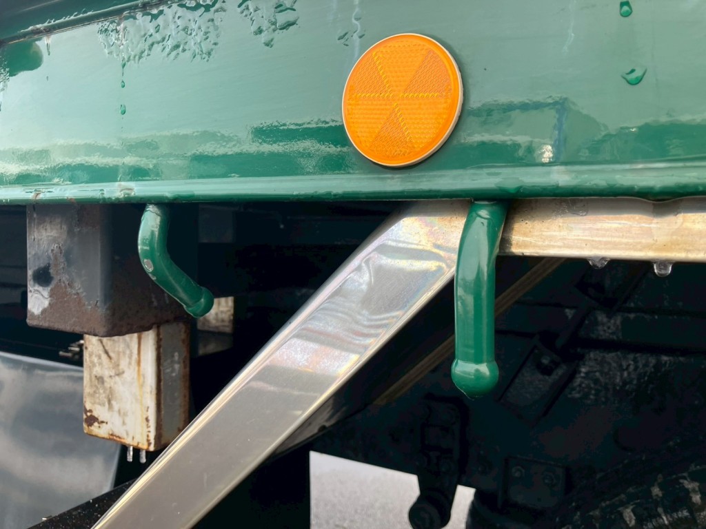 運転席側リアフェンダーにヘコミがあります。|三菱 スーパーグレート QPG-FU64VZの写真39