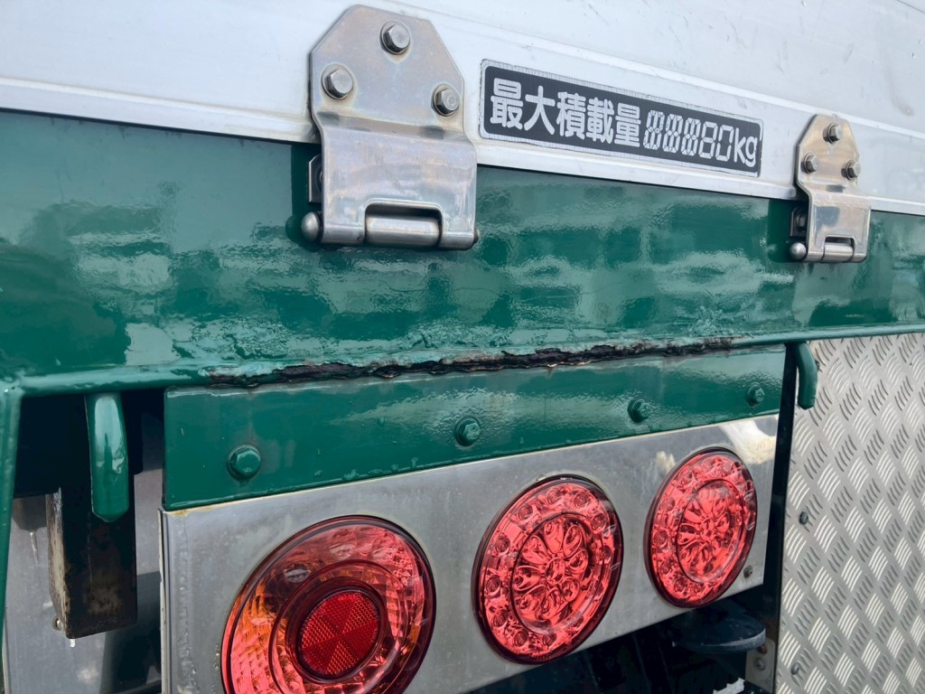 助手席側テールランプステーにサビがあります。|三菱 スーパーグレート QPG-FU64VZの写真40