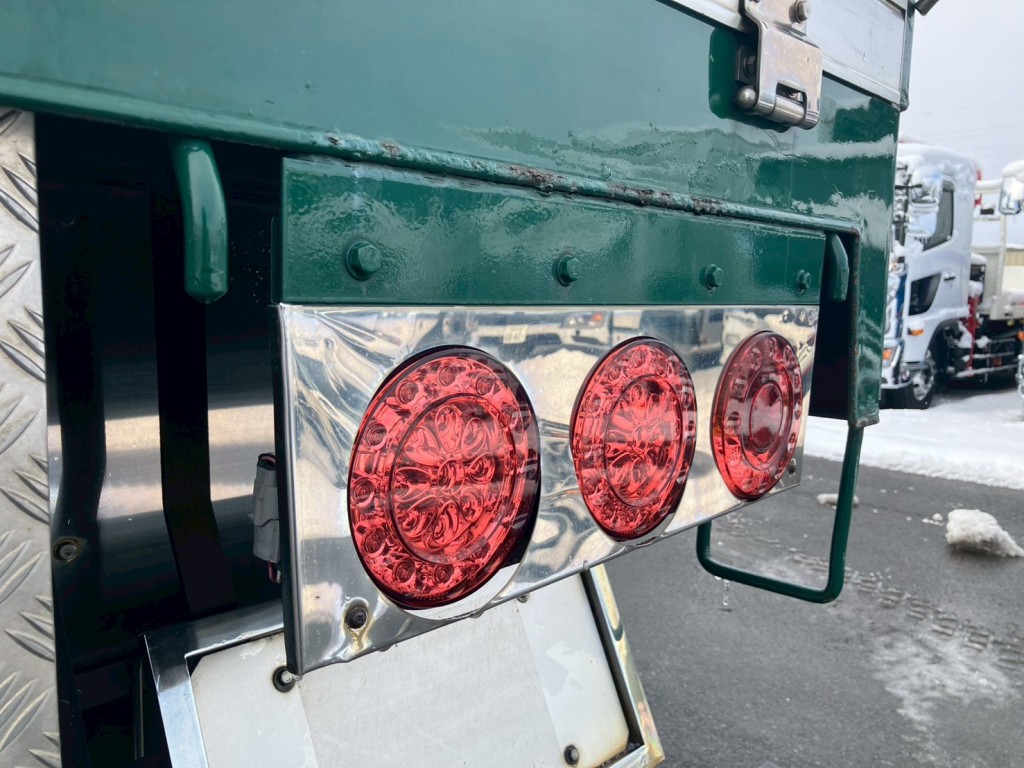 運転席側テールランプステーにサビ・曲がりがあります。|三菱 スーパーグレート QPG-FU64VZの写真41