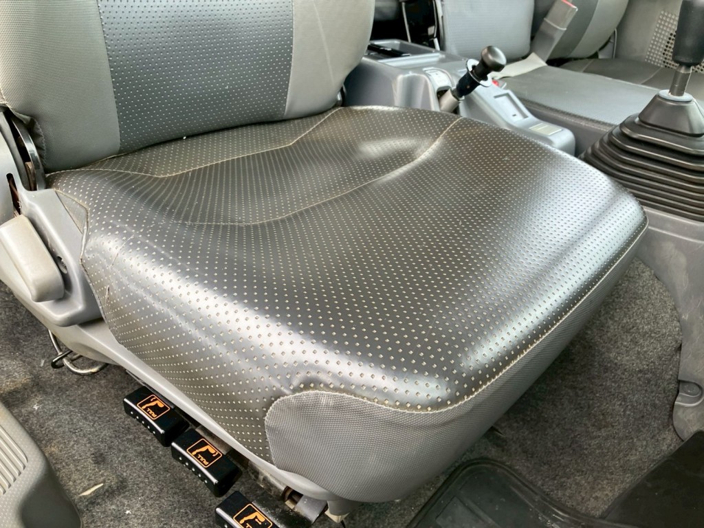 運転席シートにヘタリがあります。|いすゞ フォワード TKG-FRR90S2(2WD)の写真8