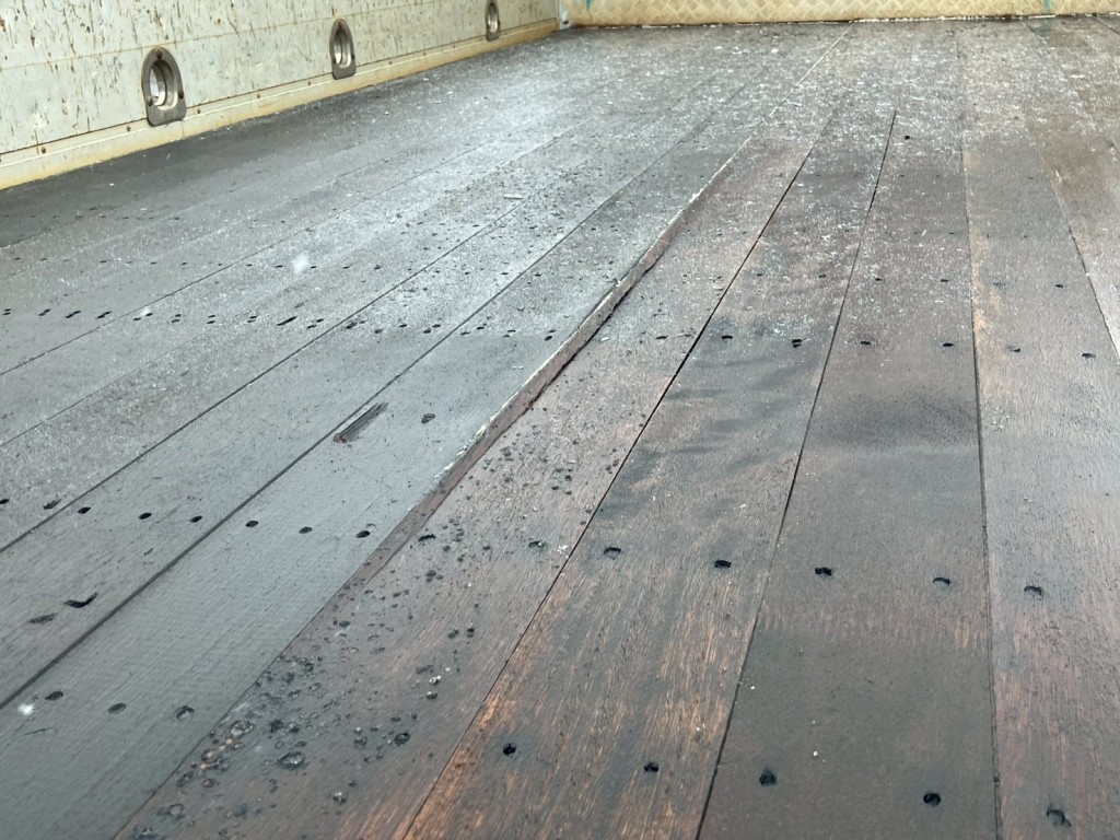 床板に割れ・沈みがあります。|いすゞ フォワード TKG-FRR90S2(2WD)の写真11