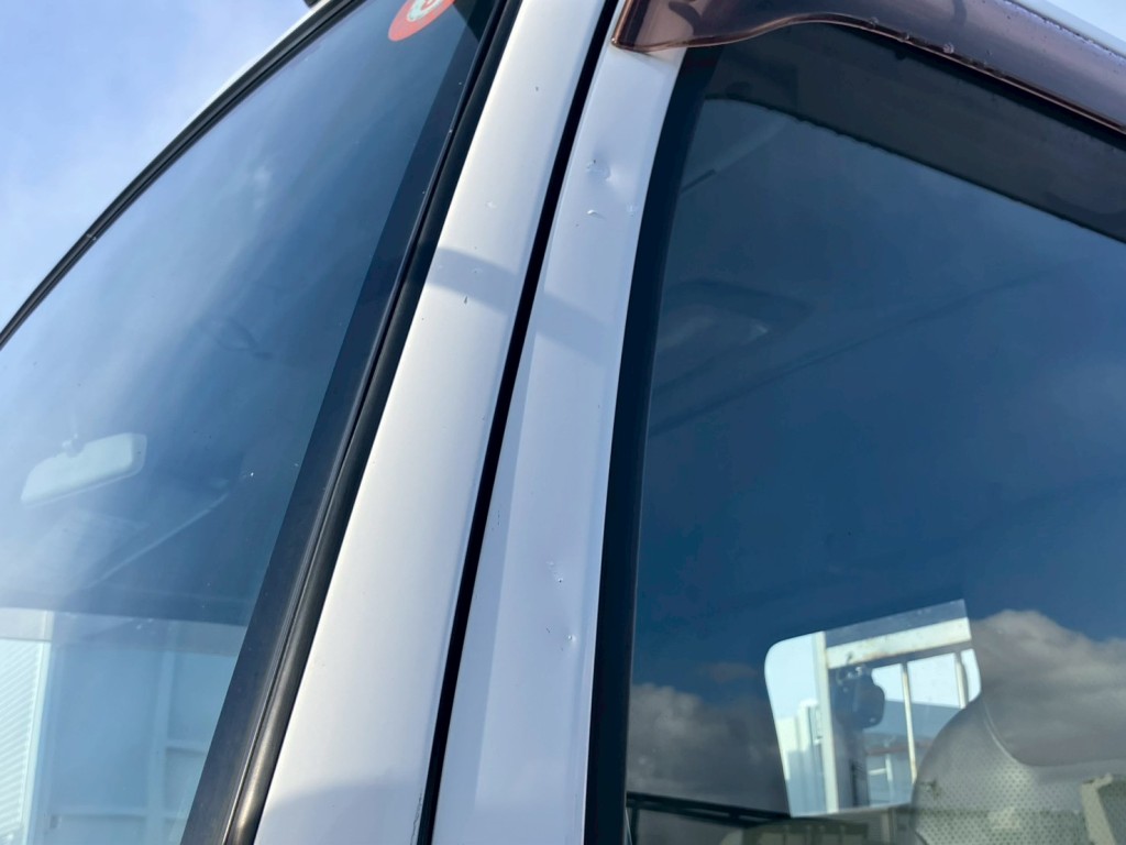 助手席側ドアにキズ・ヘコミがあります。|いすゞ フォワード TKG-FRR90S2(2WD)の写真23