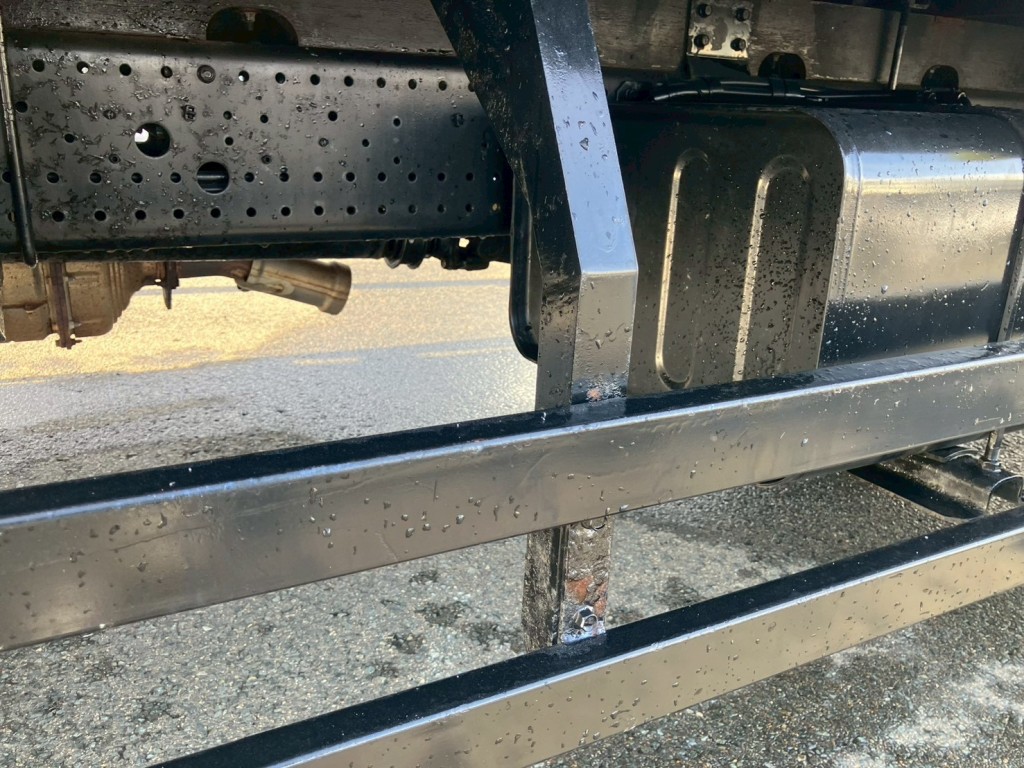 助手席側サイドバンパーステーにサビ・腐食があります。|いすゞ フォワード TKG-FRR90S2(2WD)の写真28