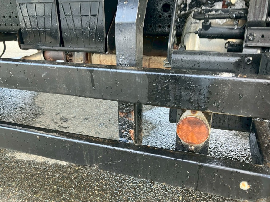 運転席側サイドバンパーステーにサビ・腐食があります。|いすゞ フォワード TKG-FRR90S2(2WD)の写真35