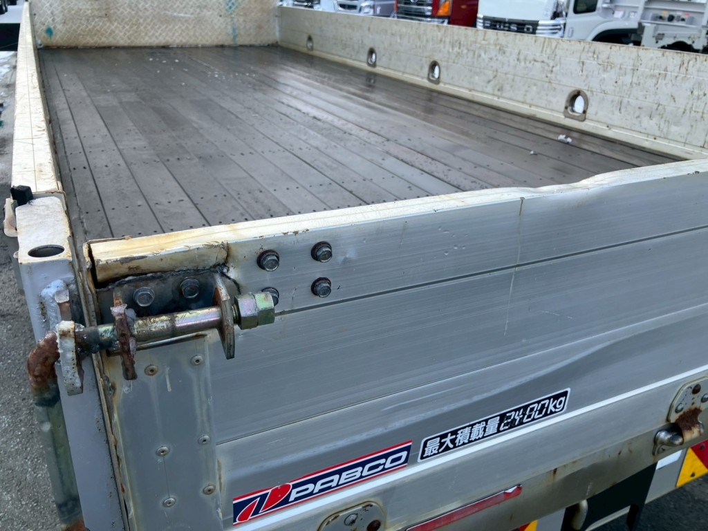 リアアオリにキズ・ヘコミ・割れがあります。|いすゞ フォワード TKG-FRR90S2(2WD)の写真37