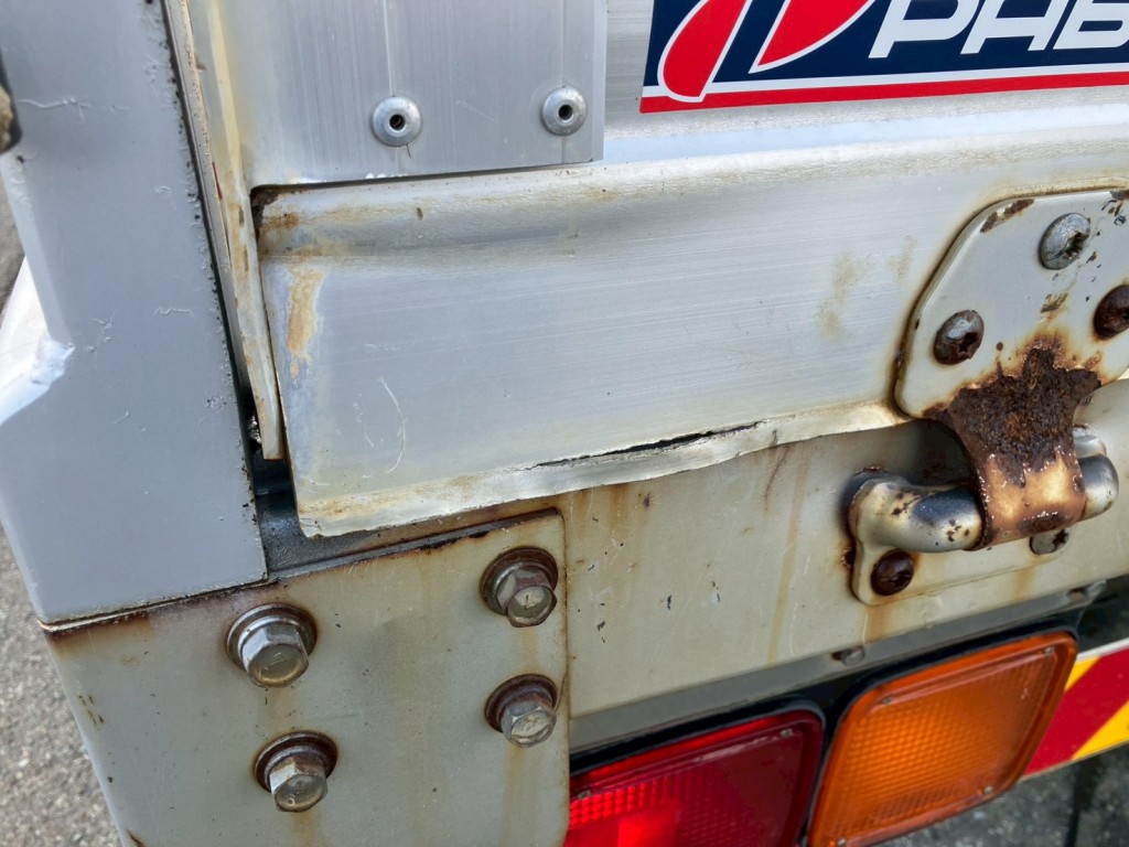 リアアオリにキズ・ヘコミ・割れがあります。|いすゞ フォワード TKG-FRR90S2(2WD)の写真38