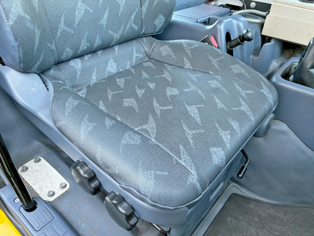 運転席座面にヘタリがあります。|日野 プロフィア BDG-FS1EPYAの写真8