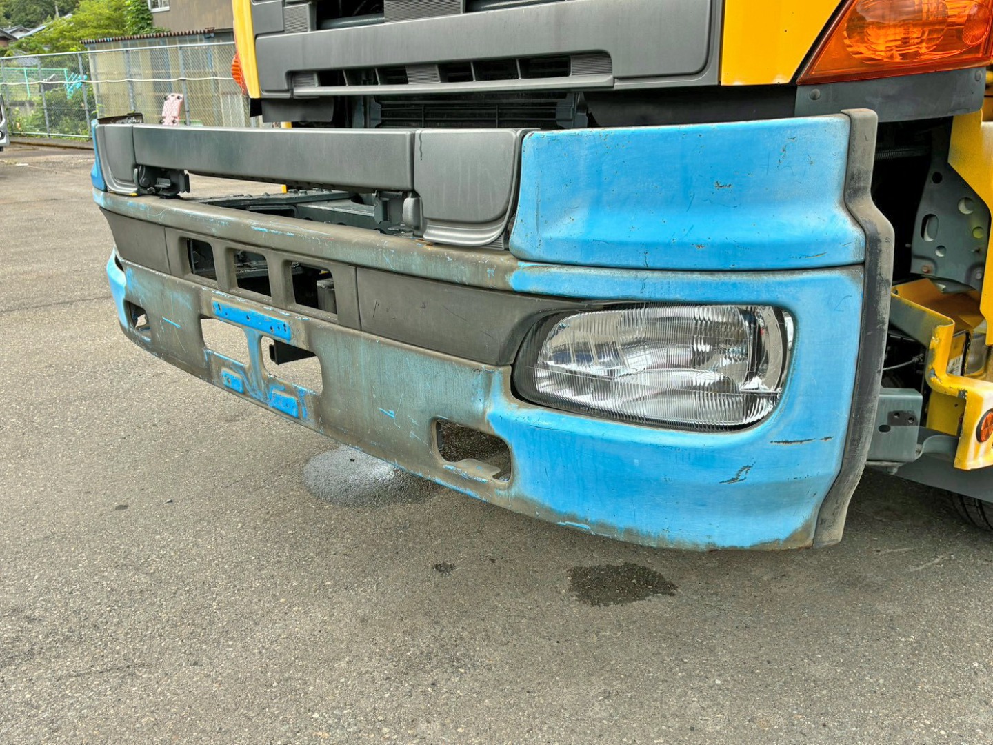 フロントバンパーにキズ・サビ・塗装剥がれがあります。(助手席側)|日野 プロフィア BDG-FS1EPYAの写真24