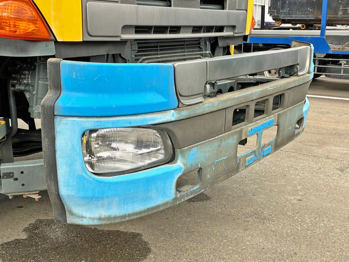 フロントバンパーにキズ・サビ・塗装剥がれがあります。(運転席側)|日野 プロフィア BDG-FS1EPYAの写真26