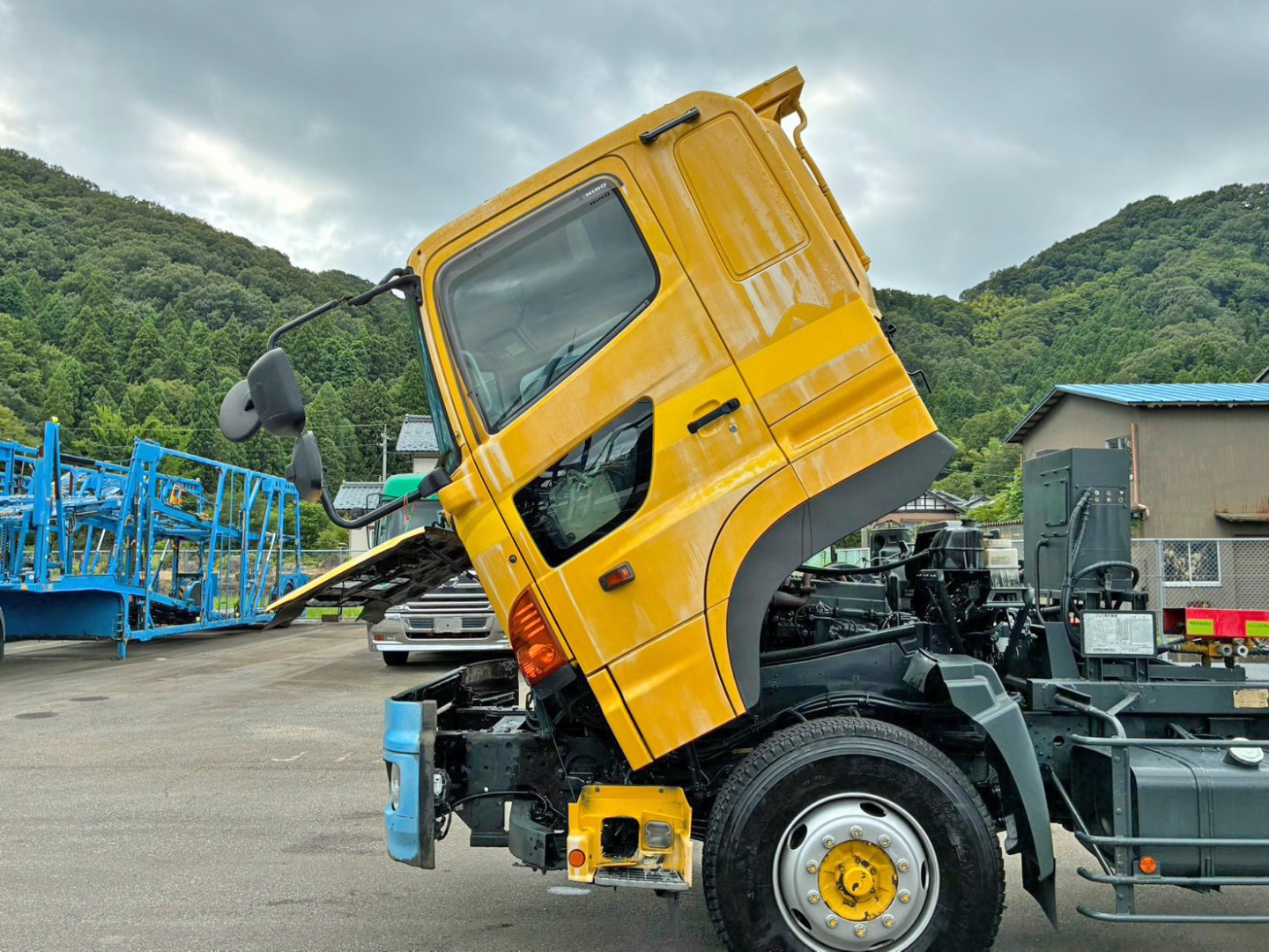 キャブチルトを全開にした状態です。|日野 プロフィア BDG-FS1EPYAの写真36