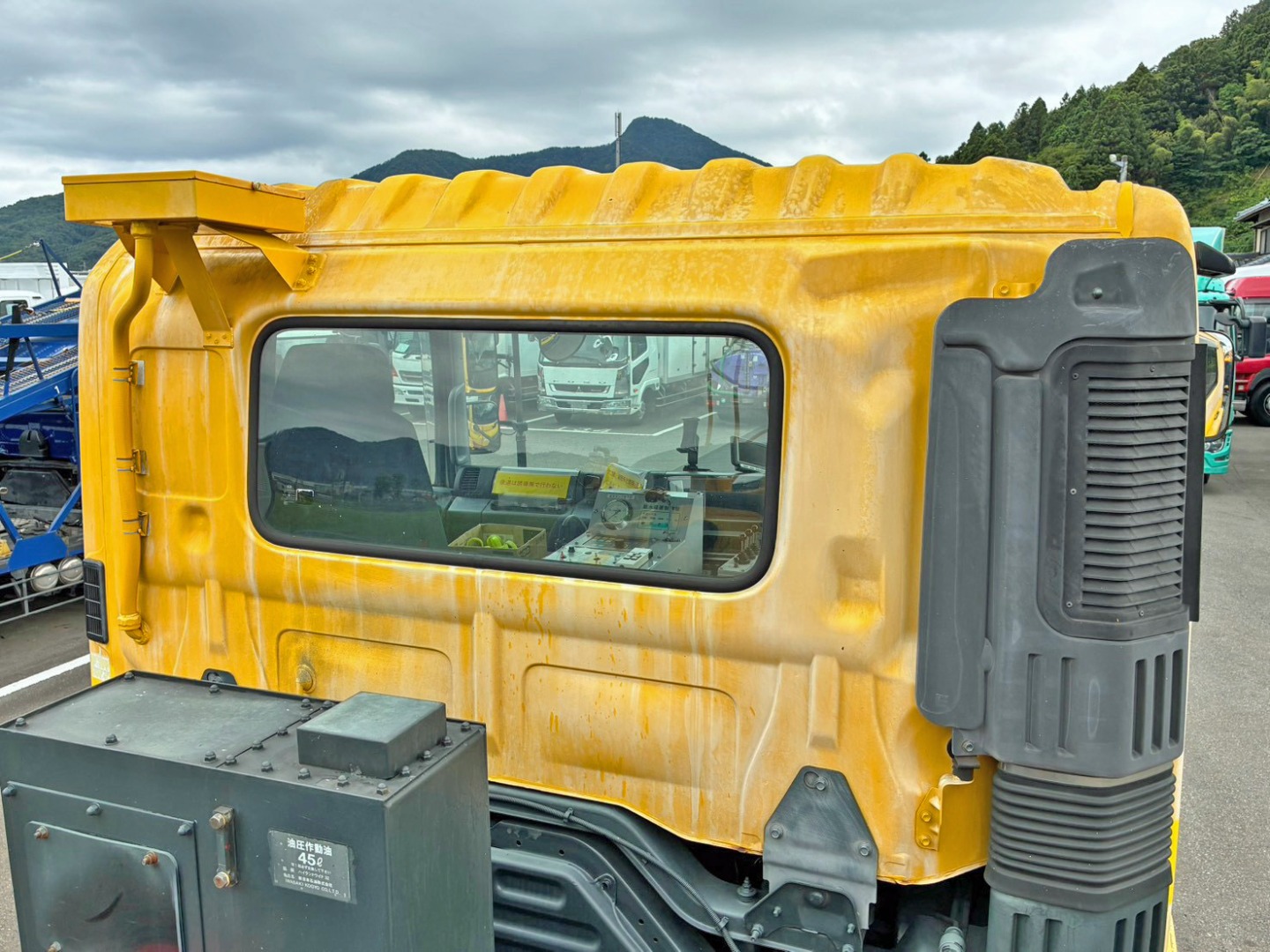 キャブバック全体に塗装剝がれがあります。(運手席側)|日野 プロフィア BDG-FS1EPYAの写真39