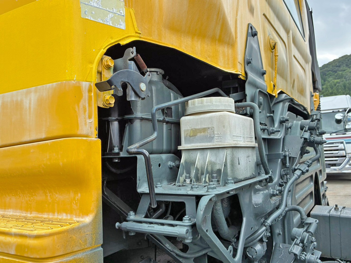 キャブチルトのロックステーが外れています。|日野 プロフィア BDG-FS1EPYAの写真41