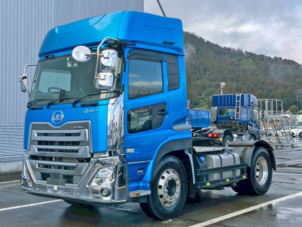 フロント周り、メッキパーツで飾っています。|UDトラックス クオン 2PG-GK5AABの写真1