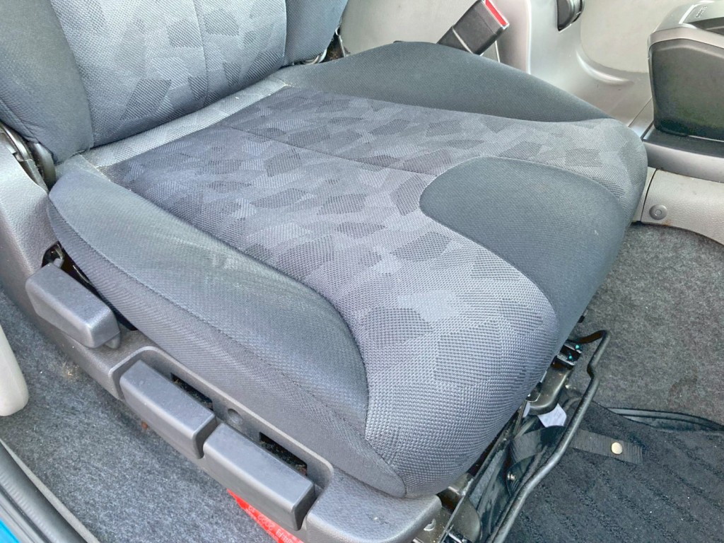 運転席座面にヘタリがあります。|UDトラックス クオン 2PG-GK5AABの写真9