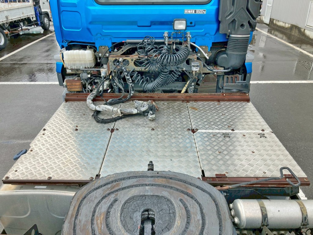 踊り場は縞板アルミです。|UDトラックス クオン 2PG-GK5AABの写真10