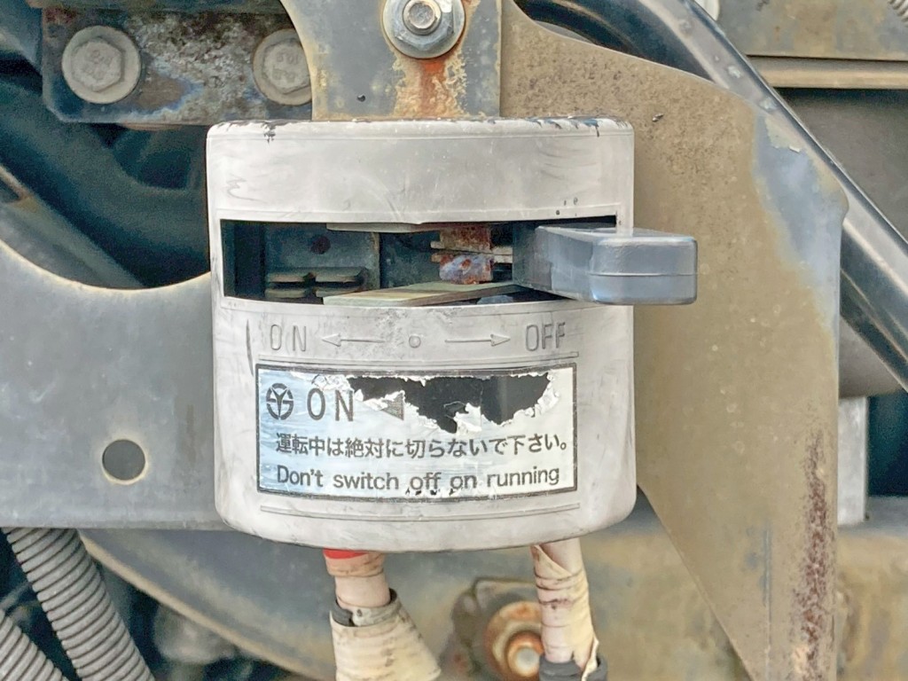 メタルコンセントの電源スイッチです。|UDトラックス クオン 2PG-GK5AABの写真12