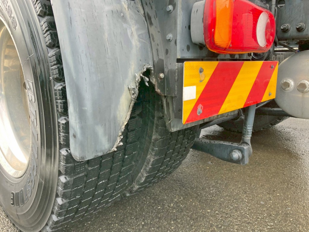 助手席側リヤフェンダーに割れがあります。|UDトラックス クオン 2PG-GK5AABの写真16