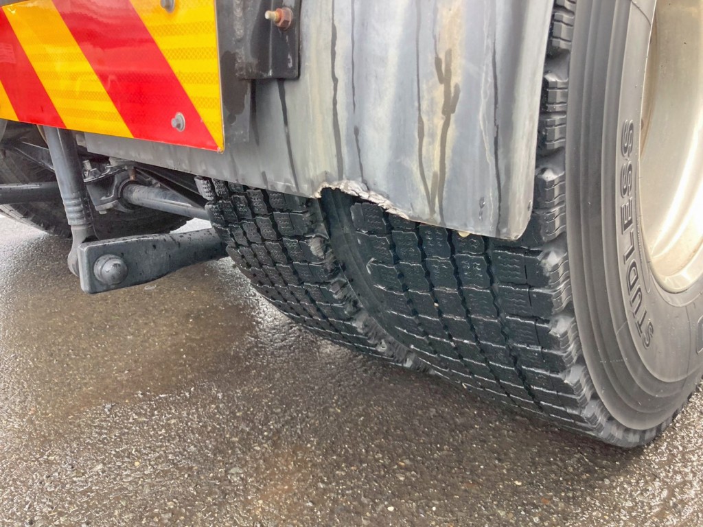 運転席側リヤフェンダーに割れがあります。|UDトラックス クオン 2PG-GK5AABの写真17