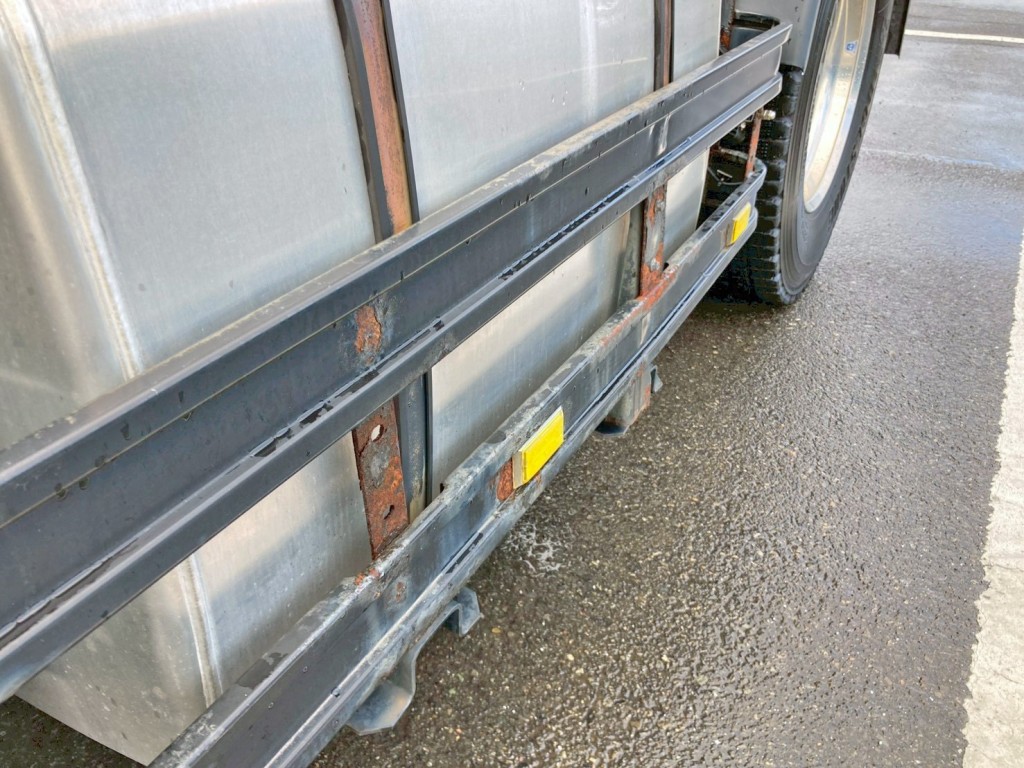 助手席側サイドバンパーに曲がり・サビがあります。|UDトラックス クオン 2PG-GK5AABの写真18