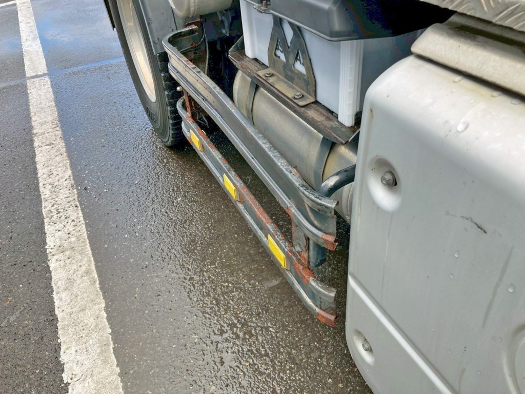 運転席側サイドバンパーに曲がり・サビがあります。|UDトラックス クオン 2PG-GK5AABの写真19