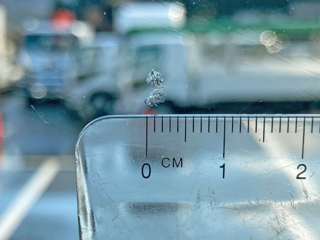 フロントガラスの中央下部に飛び石跡があります。|UDトラックス クオン 2PG-GK5AABの写真21