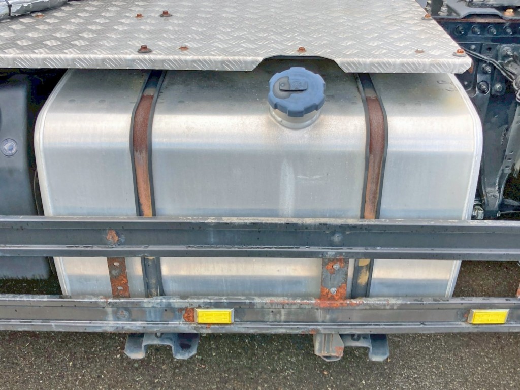 燃料タンクは400Lアルミ製です。|UDトラックス クオン 2PG-GK5AABの写真22